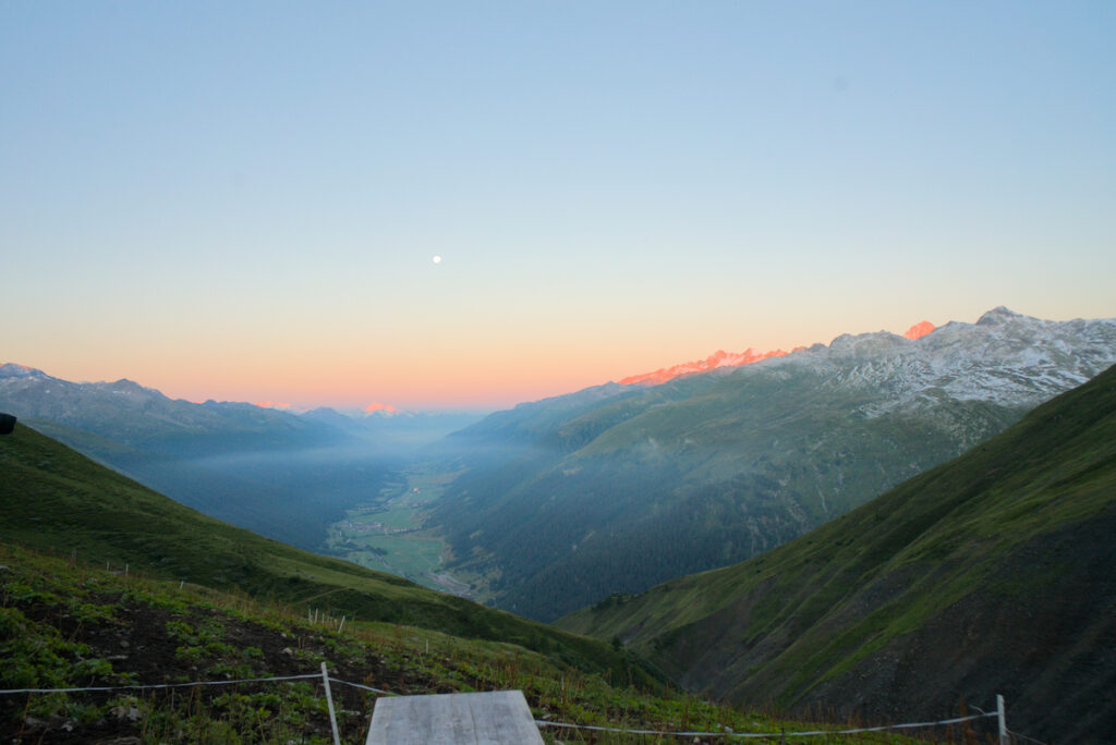 Ausblick auf das noch verschlafene Goms von der oberen Hütte aus.